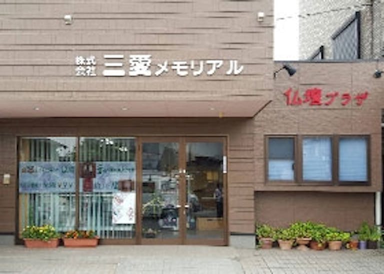 洋室やリビングにマッチする現代的な都市型仏壇を中心に展示