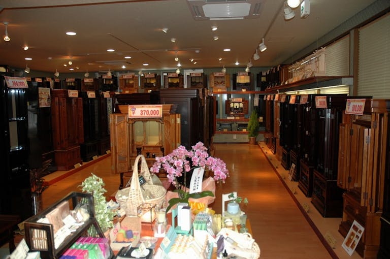 広々とした駐車場を完備した茂原市三ヶ谷にある店舗外観