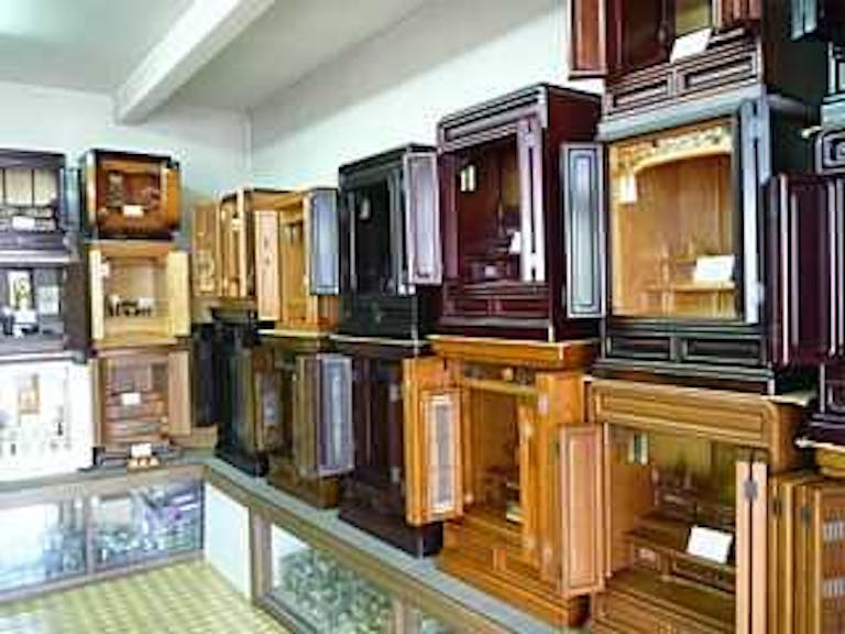 コンパクトな上置きタイプの家具調仏壇を多数ご用意しています
