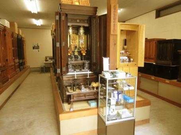 店頭では仏具や小物と合わせたお仏壇飾りもご提案しています