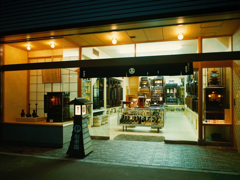 上野駅近くの上野浅草仏壇通りにある店舗の外観