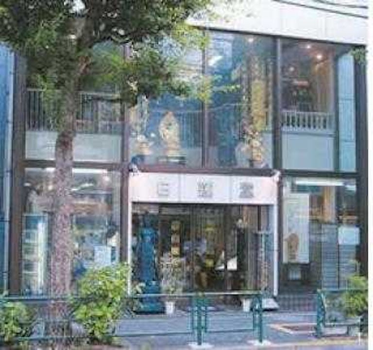 早稲田通り沿いにある店舗外観