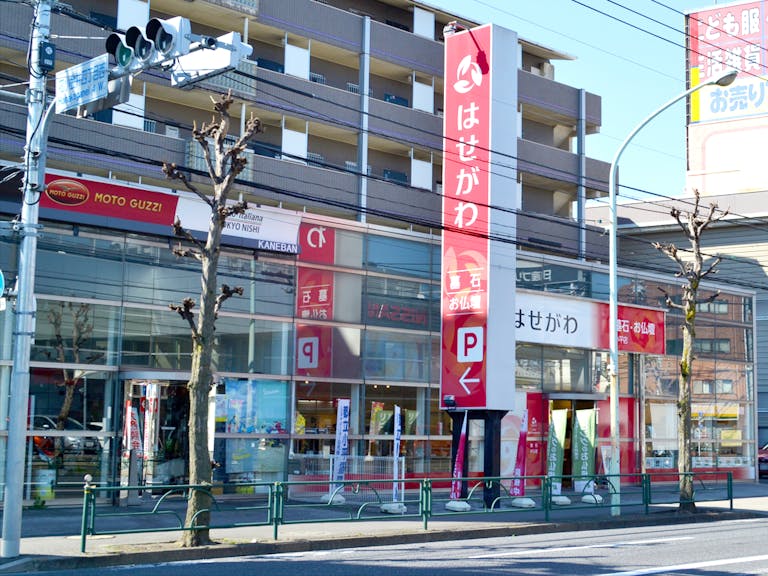 アクセスの良い新青梅街道に面した店舗は駐車場完備