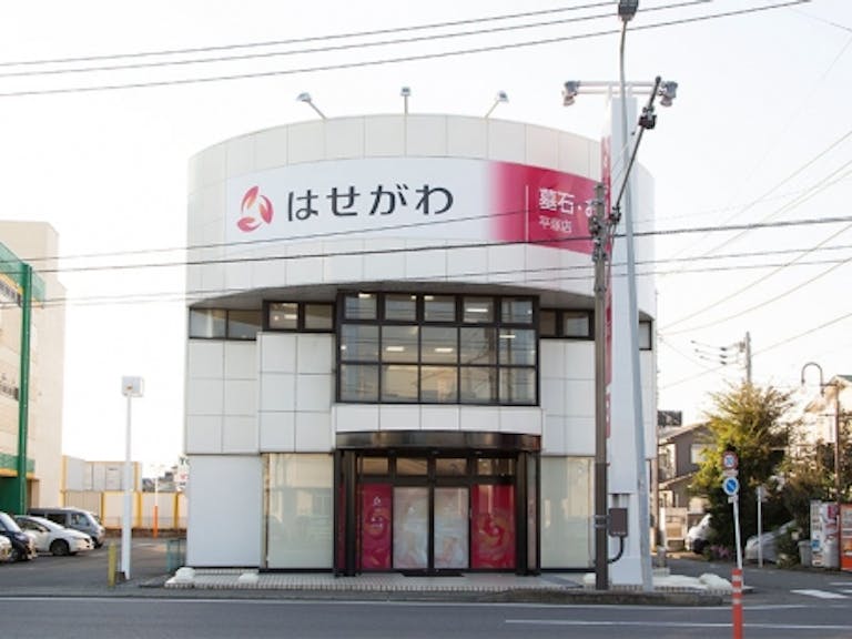 国道129号線沿いにある駐車場が完備された店舗
