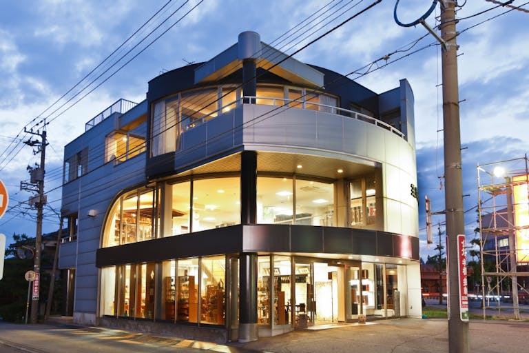 シルバーの3階建て店舗