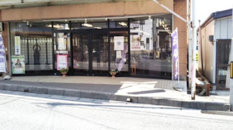 八戸市・県道1号線沿いにある店舗外観