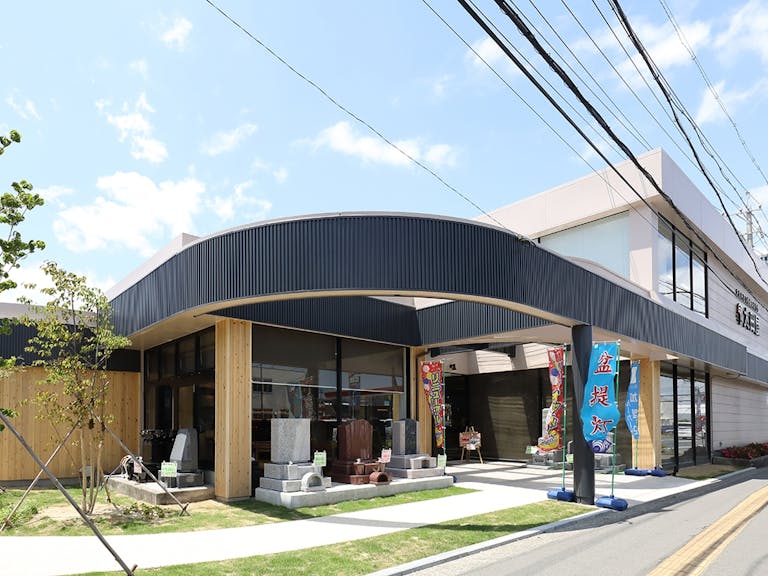 国道18号線沿いにある店舗外観