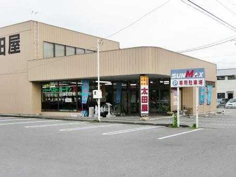 伊那市西春近にある広い駐車場を完備した店舗外観