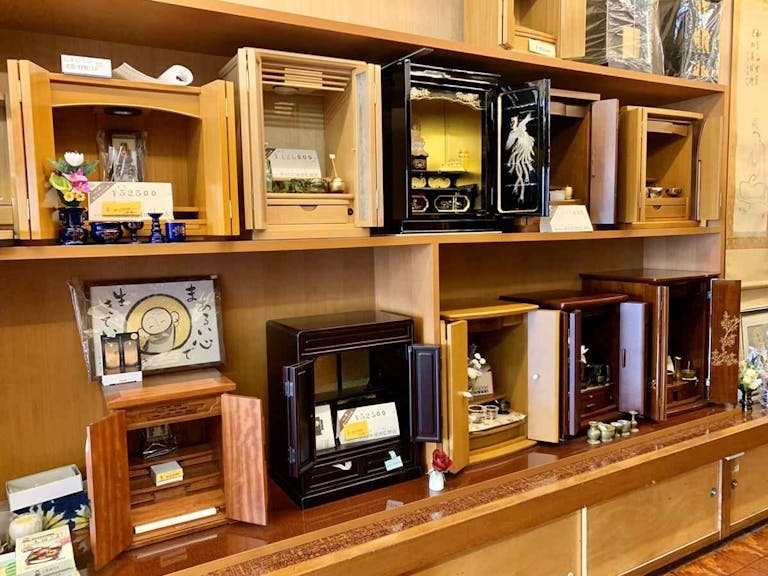 小さな家具調仏壇が種類豊富に展示されています