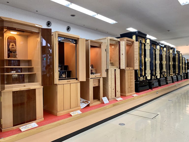 おおの春堂の代表と忠節本店のスタッフ