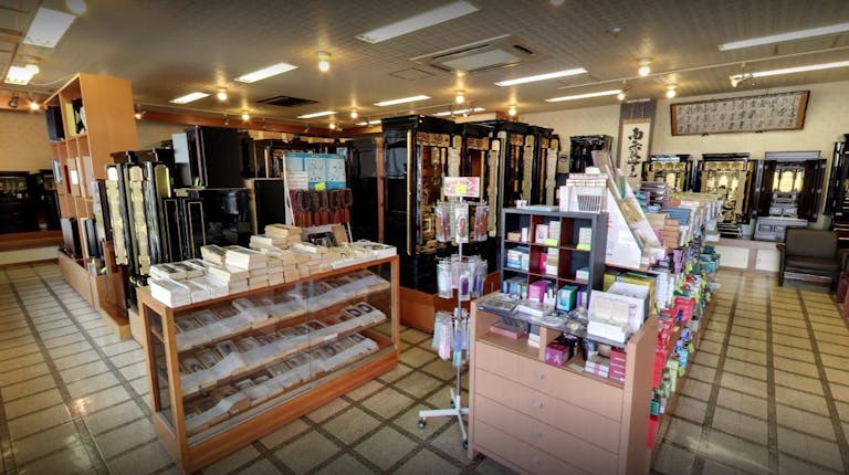 店内の品揃えは豊富！数珠などの仏事小物も多数取り揃えています