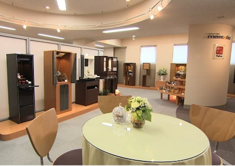 モダンな現代仏壇を展示したオシャレなギャラリー調のフロア