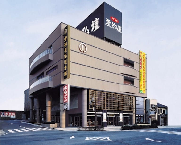 大型の金仏壇が展示されたギャラリーのような店内