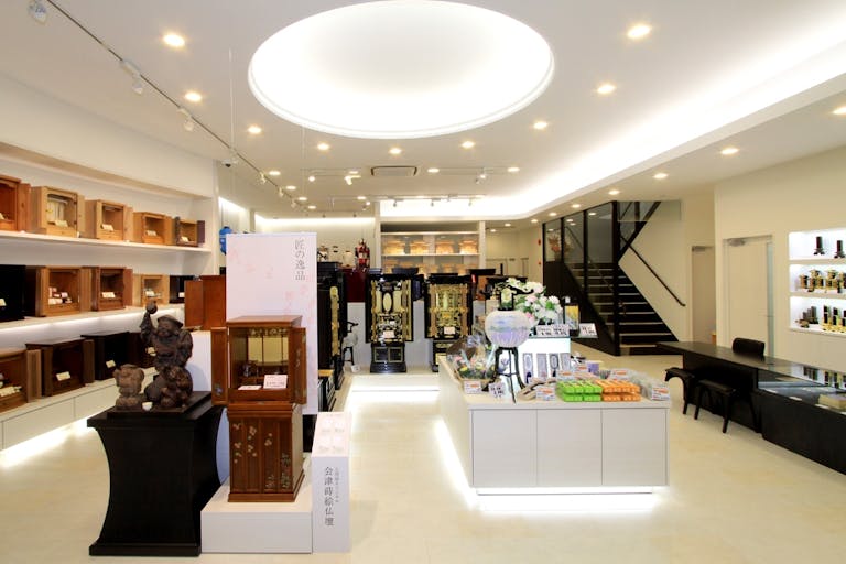 仏壇や仏具・小物類などバラエティに富んだ商品が展示された明るい店内
