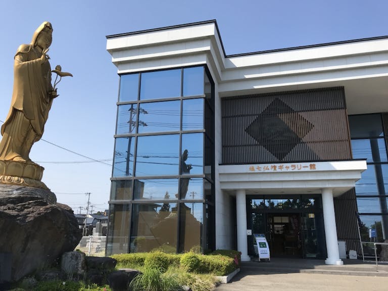 伝統的な唐木仏壇や金仏壇は大型のものまで豊富に展示しています