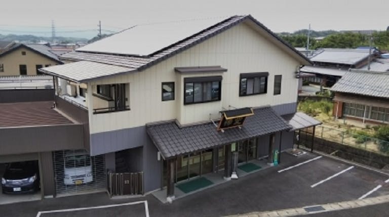 四日市市釆女町にある駐車場が完備された店舗