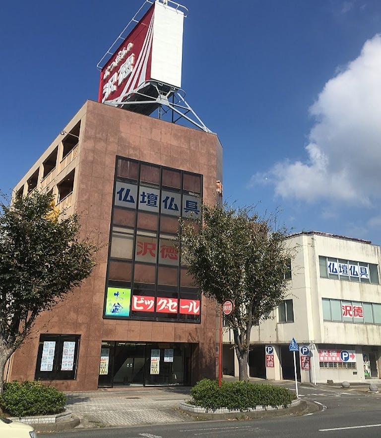 大型の金仏壇が並ぶ広々とした店内