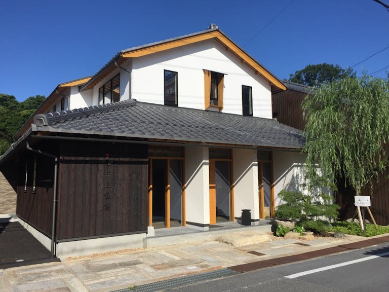 彦根市芹中町にある店舗外観