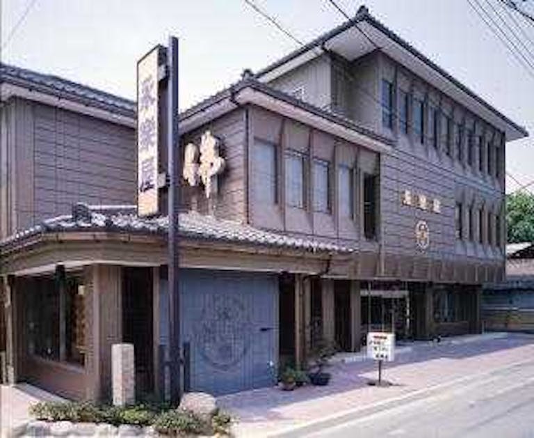 県道207号線沿いにある店舗外観