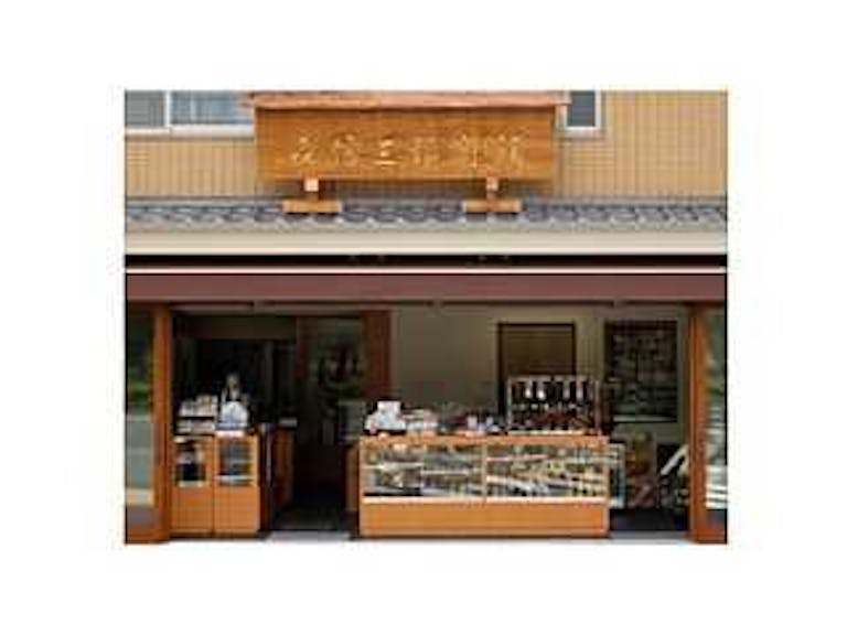 数珠や小物が並び入りやすい雰囲気の店舗入り口