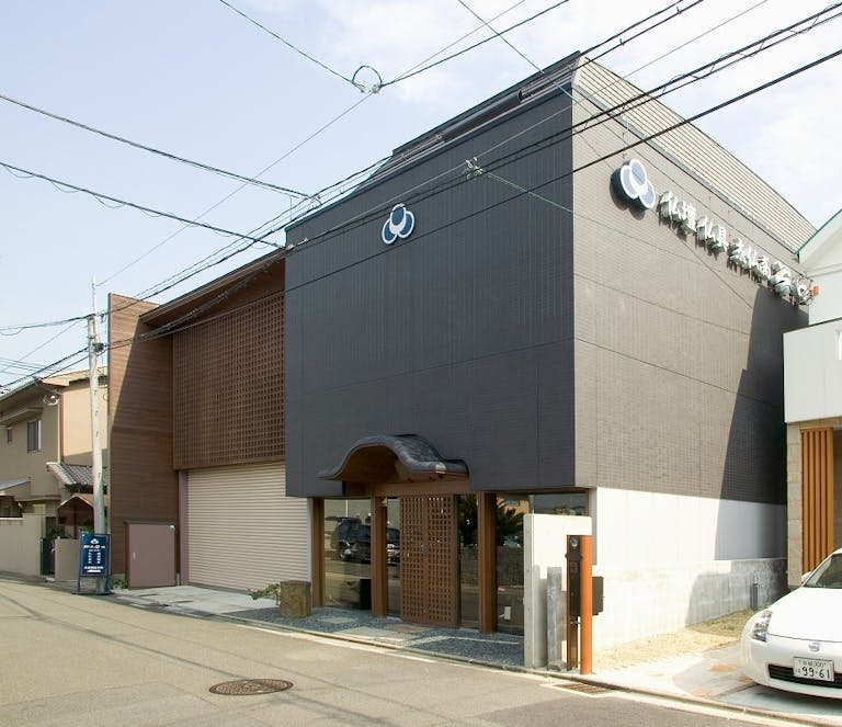 阪急電車桂駅から徒歩5分の店舗外観