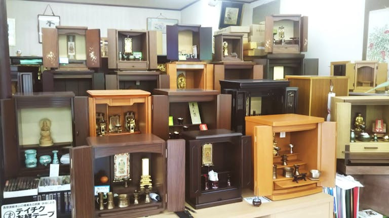 コンパクトサイズの仏壇も多数展示