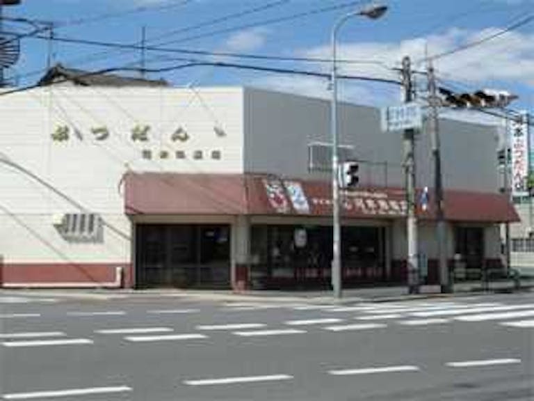 府道24号線・宝持西交差点にある店舗外観