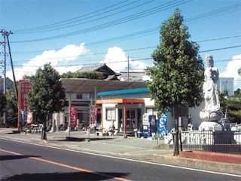 国道28号線に面した観音様とオレンジ色の看板が目印の店舗外観