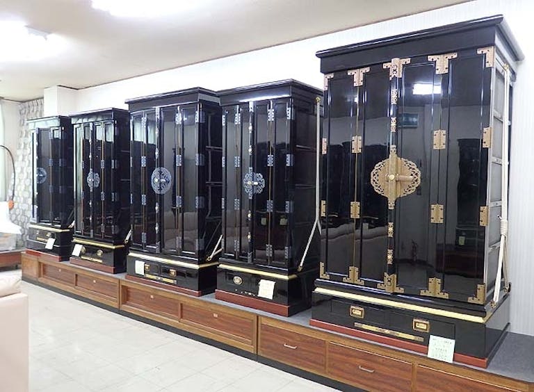 金仏壇を多数展示