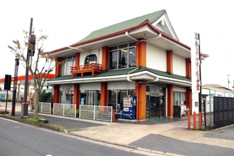 県道1号線・阪奈道路沿いにある店舗外観