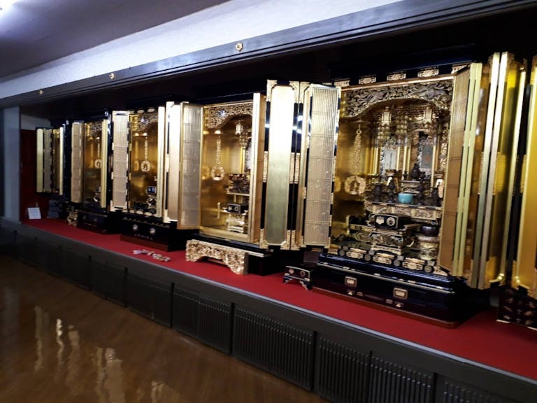 金仏壇を多数展示