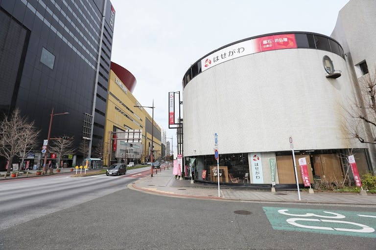 リバーウォーク北九州の前の円いビルが店舗です