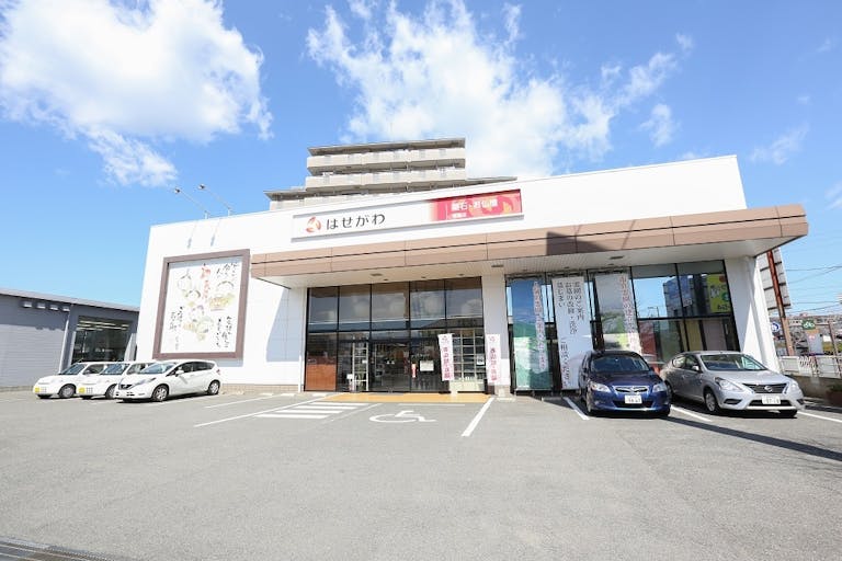 駐車場が隣接完備されている店舗の外観