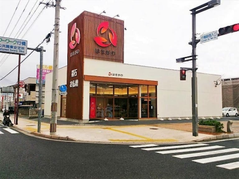 駐車場も完備された行橋駅西口からすぐ近くの店舗
