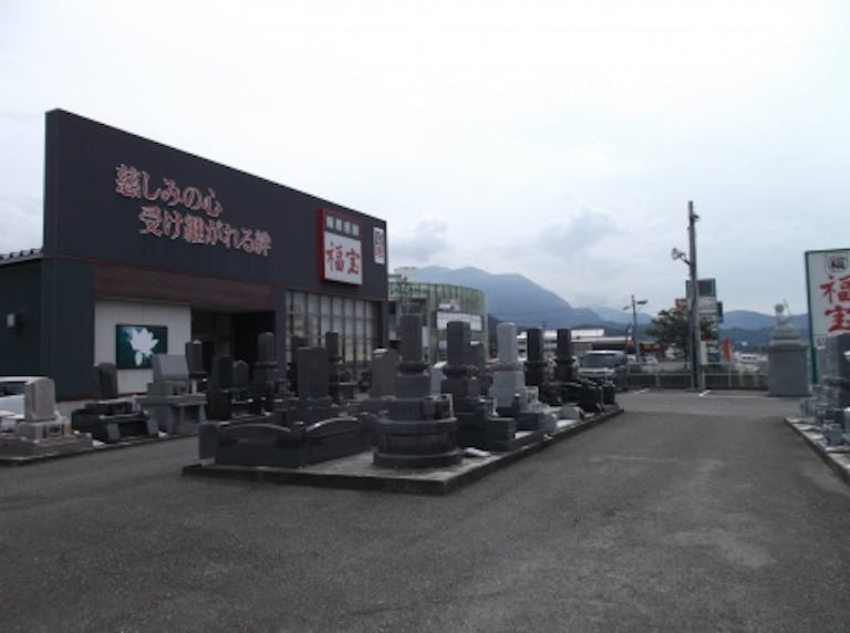 国道8号線沿いにある店舗外観