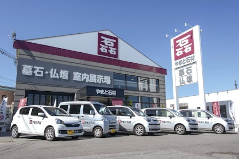 インテリアタイプから伝統型まで沢山のお仏壇が並ぶ店内