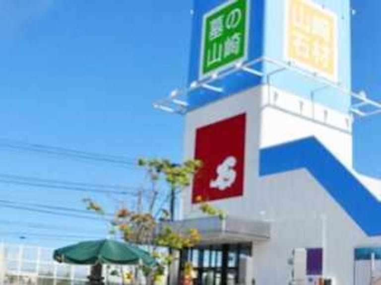 国道12号線沿いにある店舗は大きな看板が目印