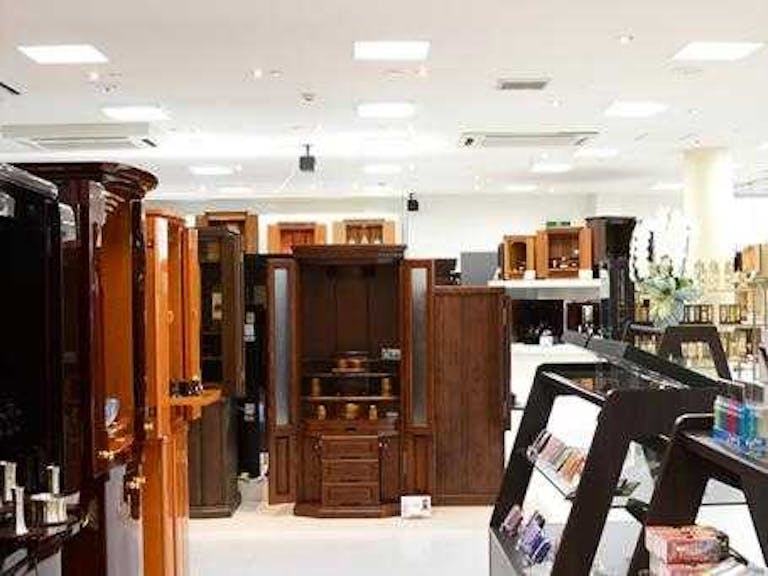 お手頃な価格帯から高級品まで常時110本以上のお仏壇を展示