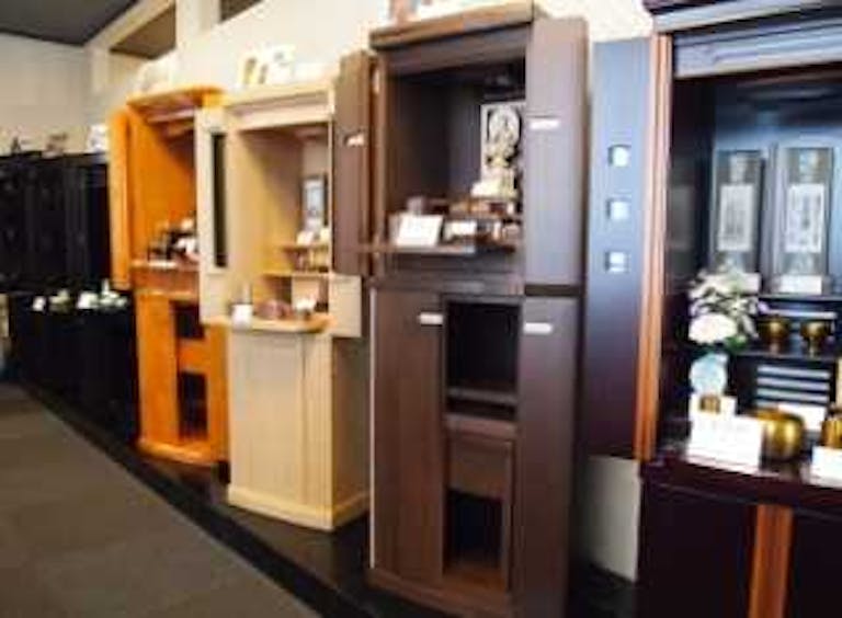伝統型から家具調まで様々なデザイン・サイズのお仏壇を展示しています