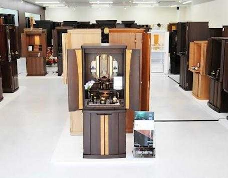 広々とした店内には家具調仏壇から伝統的な唐木仏壇まで多数展示