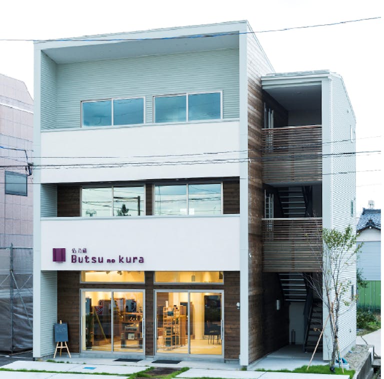 ライトアップされた店舗入り口