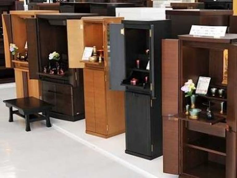 モダンな家具調仏壇など常時150本以上のお仏壇を展示しています