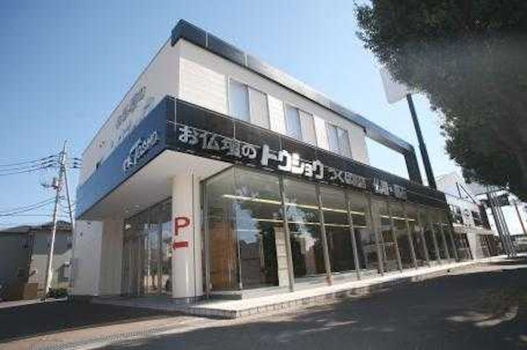 駐車場を完備した県道55号沿いにある店舗外観