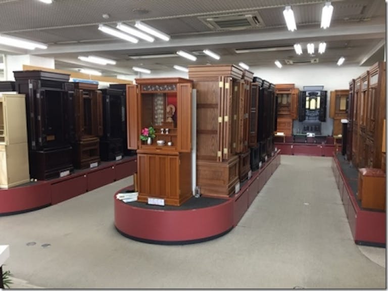 高級仏壇から現代仏壇など常時100台展示しています
