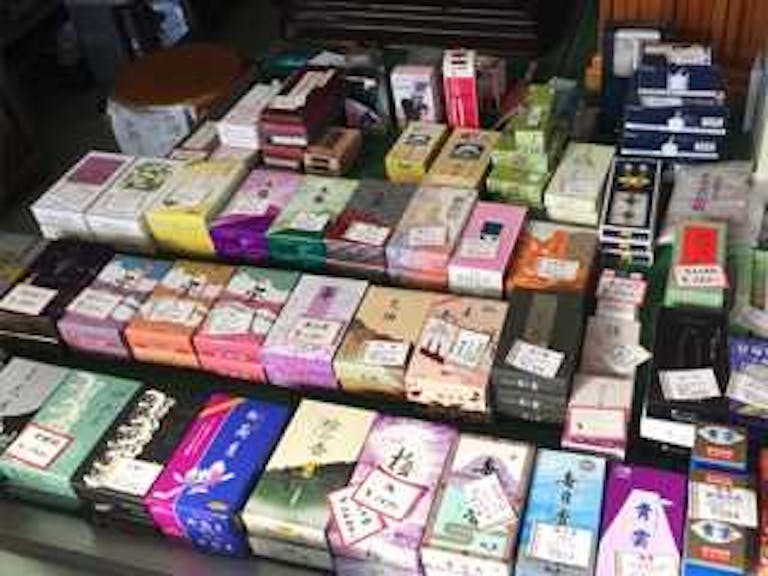 お線香やローソクなどの仏事小物は種類豊富にご用意