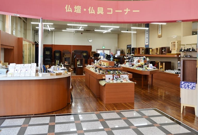 伝統型仏壇からモダン仏壇・仏具まで幅広い品揃えの明るい店内