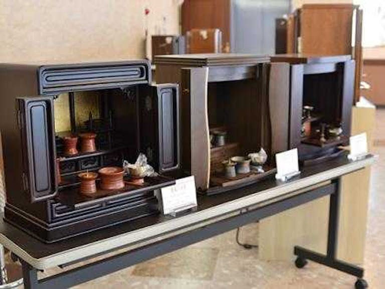仏壇と基本仏具・付属品一式をセットでご提案しています