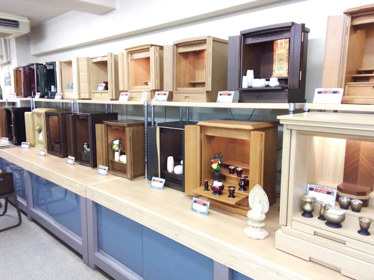 置き場所に困らないコンパクトな上置き仏壇の展示コーナー
