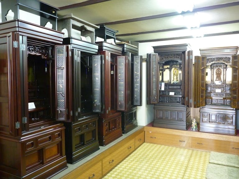 国産品を中心とした床置き型の伝統型仏壇をゆったりと展示したコーナー