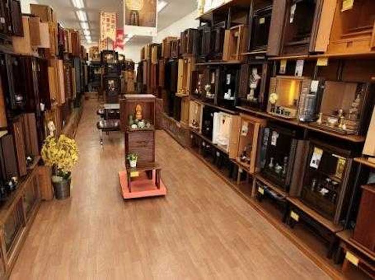 家具調仏壇を中心に数多くの仏壇を展示